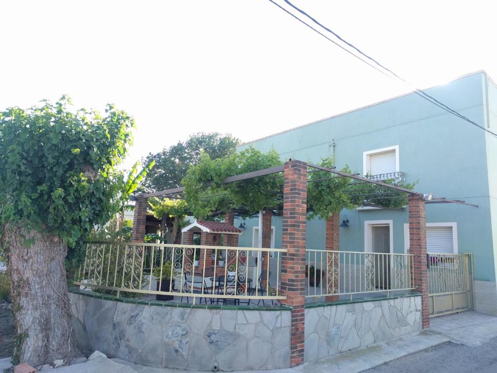 Casa con balcón y árbol en Casa Baleso, en Deltebre