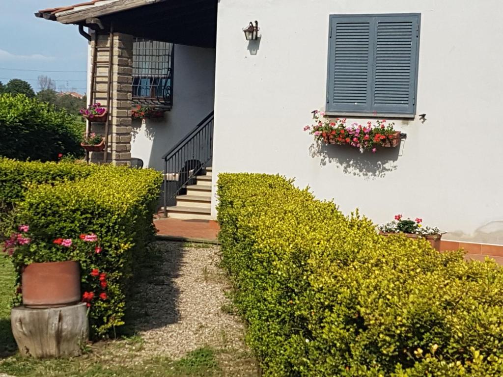 une maison avec des boîtes de fleurs et une fenêtre dans l'établissement Agricampolungo Monterosi, à Monterosi