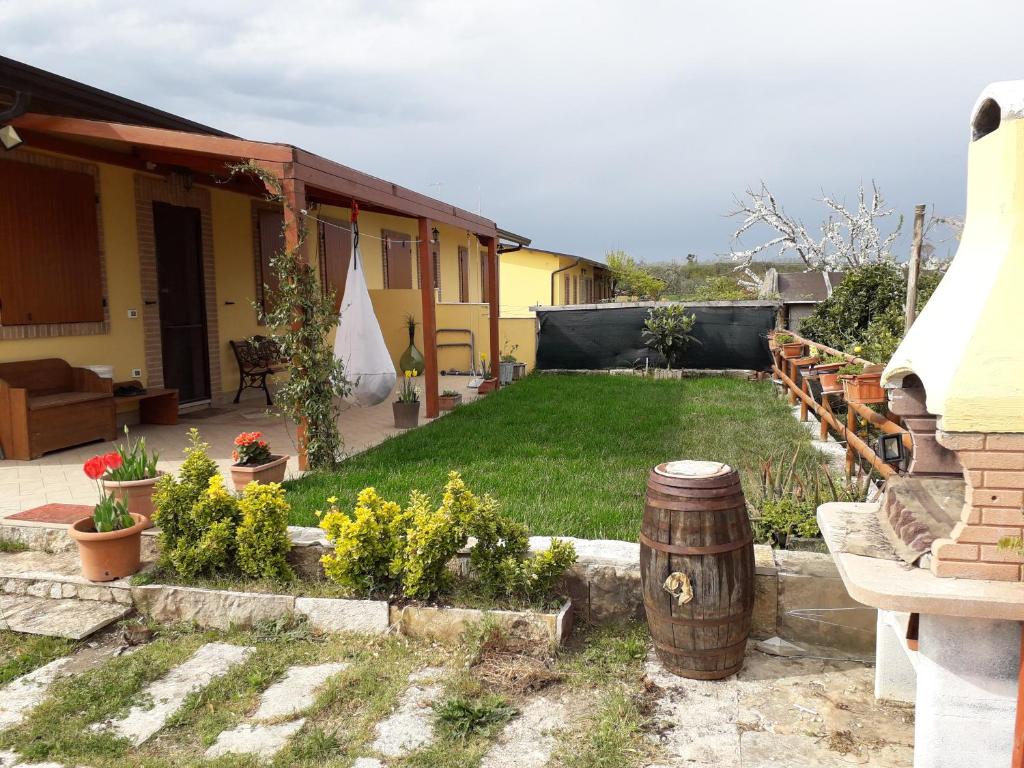 um quintal com um quintal com plantas e uma casa em Villa Medi em Lesina