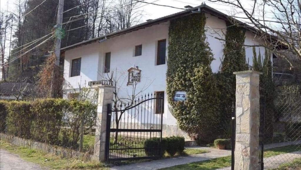 Biały dom z bramą z bluszczem w obiekcie Вила Керенски w mieście Ribarica