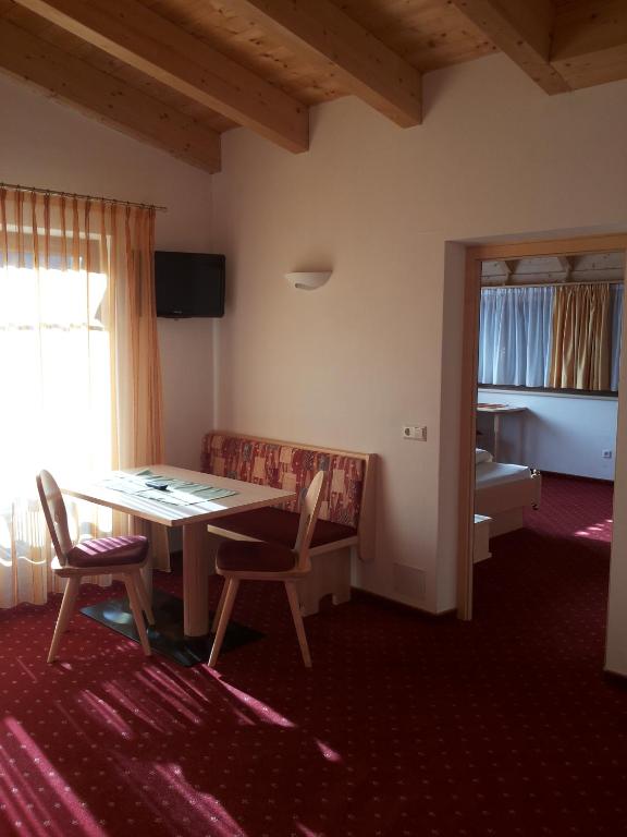 TV a/nebo společenská místnost v ubytování Hotel Laerchenhain