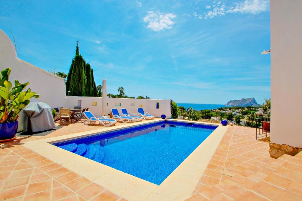 FanadixにあるArgentario - sea view villa with private pool in Benissaの海の景色を望むスイミングプール付きのヴィラです。