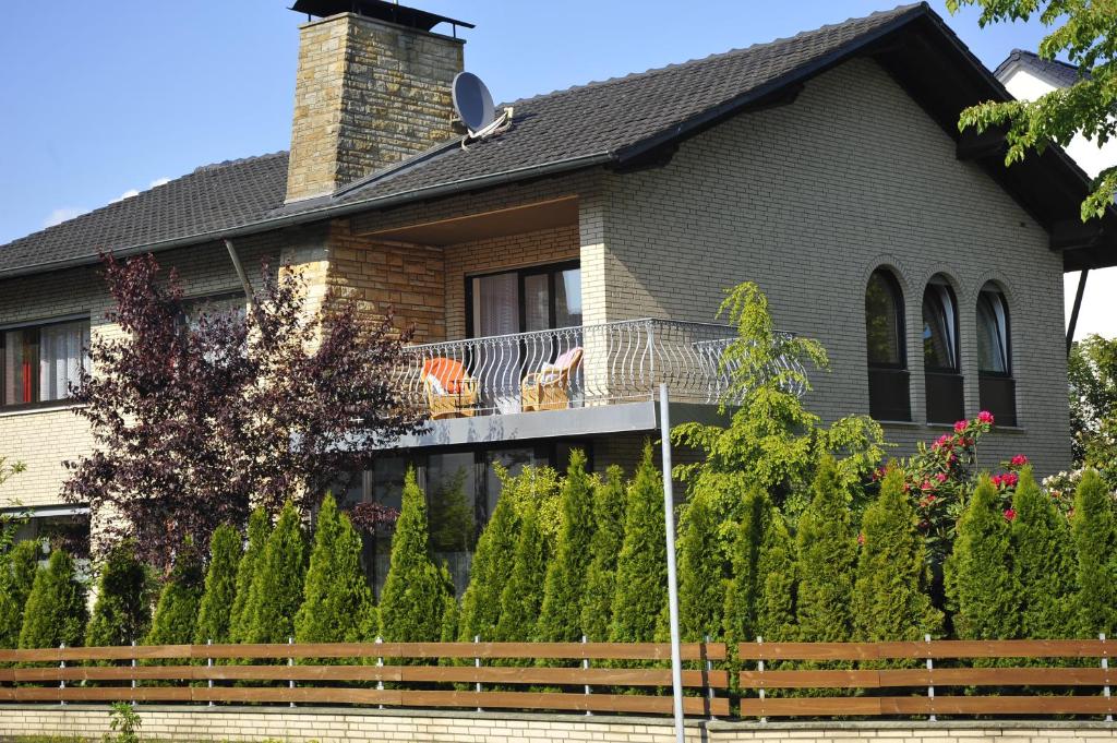 een huis met een hek ervoor bij Hotel zur Herzklinik in Bad Oeynhausen