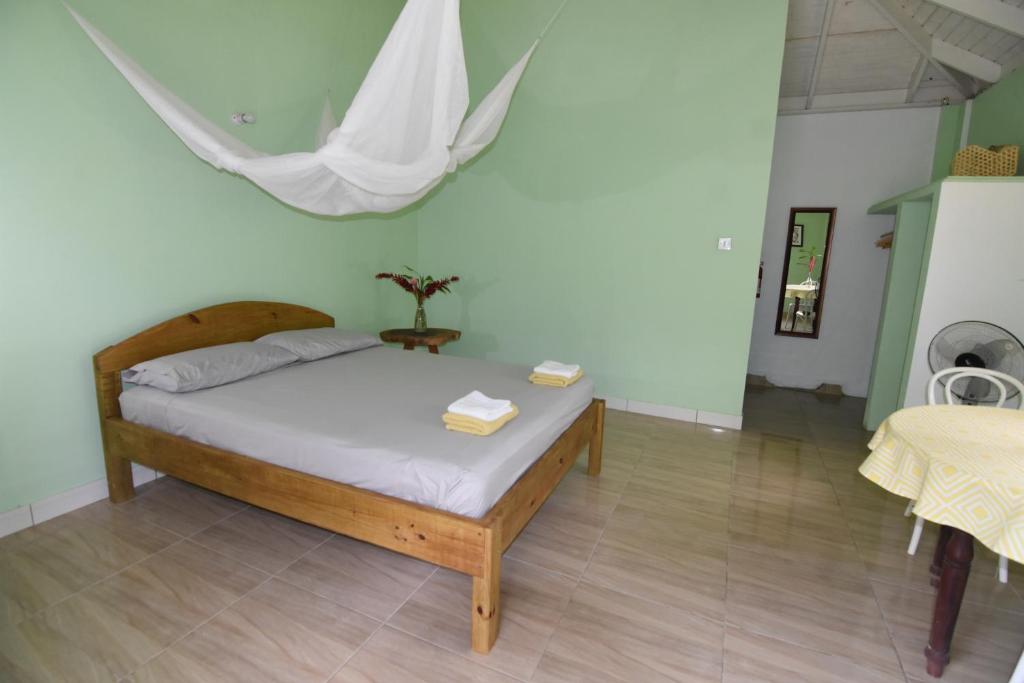 Postel nebo postele na pokoji v ubytování Soufriere Guesthouse