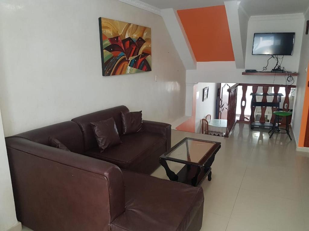 salon z brązową kanapą i telewizorem w obiekcie Apto en Rodadero Palanoa 605 Dos Habitaciones 7 personas w mieście Santa Marta