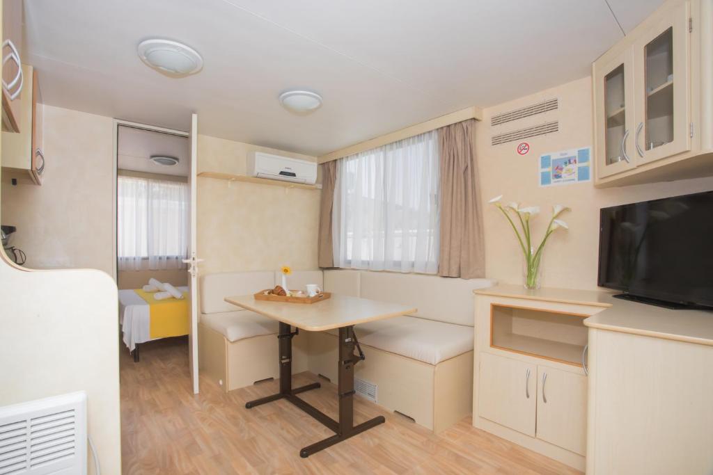 TV a/nebo společenská místnost v ubytování Sunce Mobile Homes & apartments