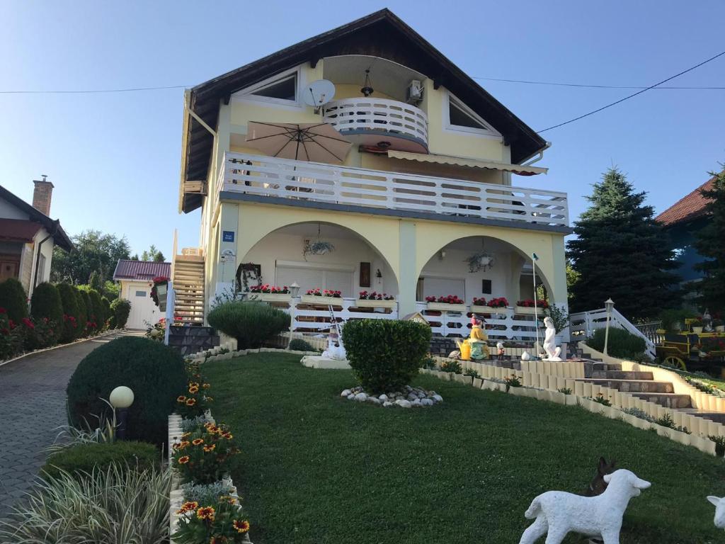 una casa con un caballo falso delante de ella en Sobe Opačak, en Slavonski Brod