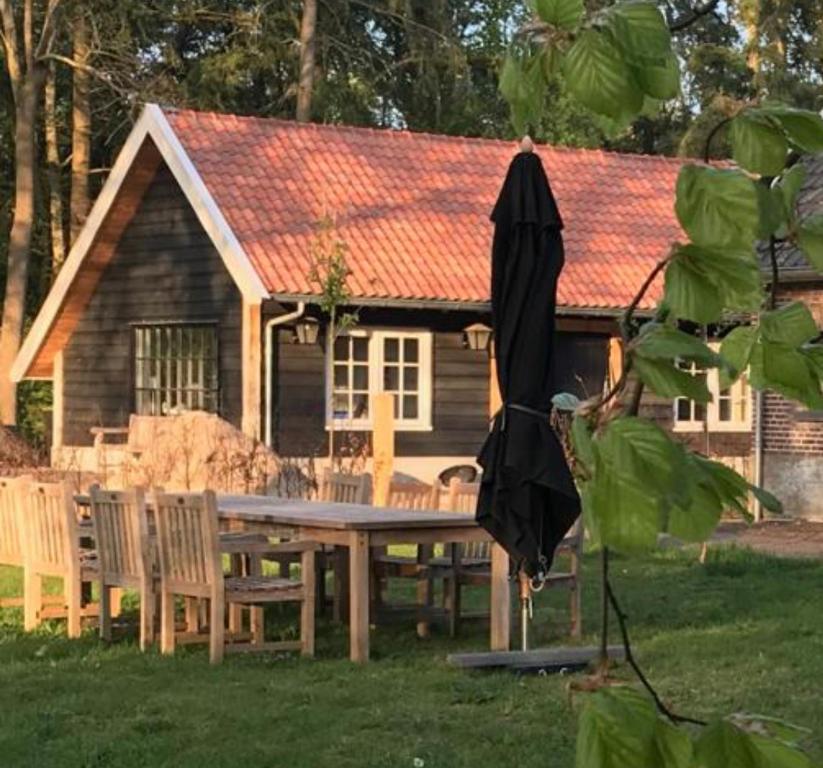 einem Picknicktisch und Stühlen vor einem Haus in der Unterkunft The Barn in Emst