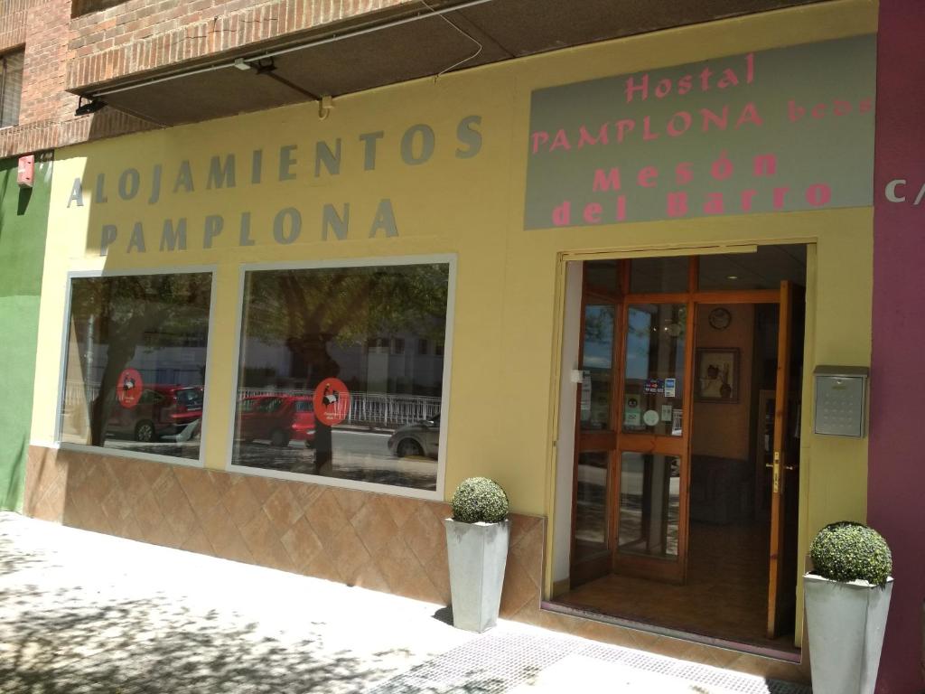 un bâtiment avec un panneau sur son côté dans l'établissement Alojamientos Pamplona, à Pampelune