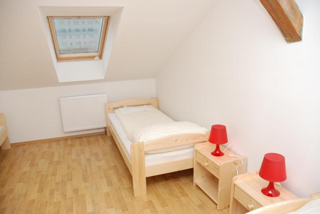 1 dormitorio pequeño con 1 cama y 2 lámparas en In Vino Bed & Breakfast, en Pohořelice