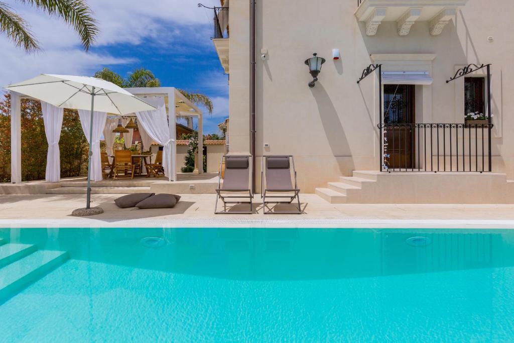 The swimming pool at or close to Villa Raphael