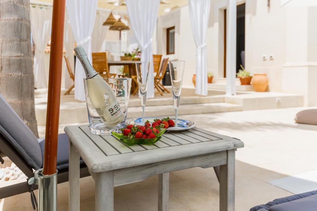 A seating area at Villa Raphael