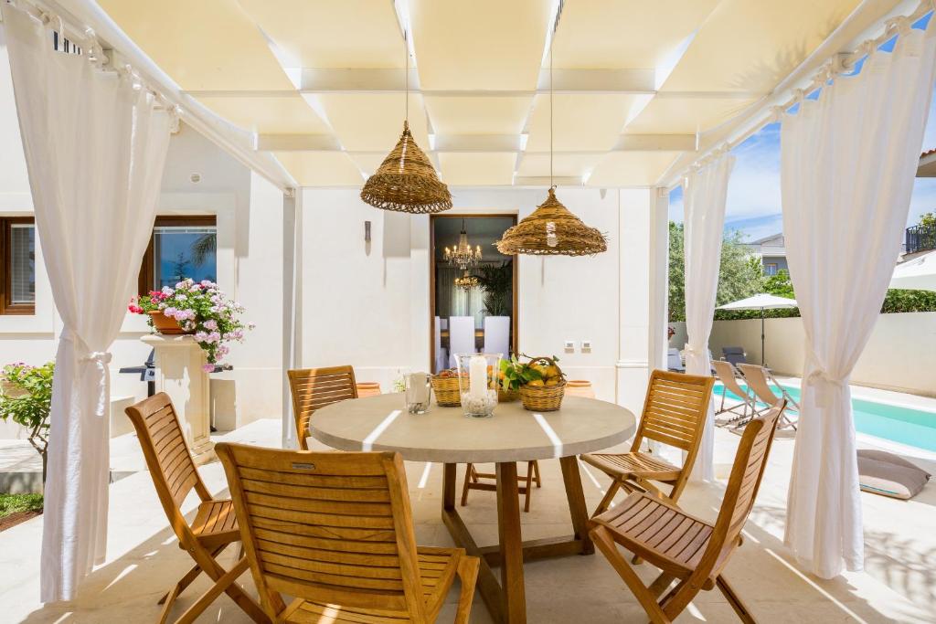 The swimming pool at or close to Villa Raphael