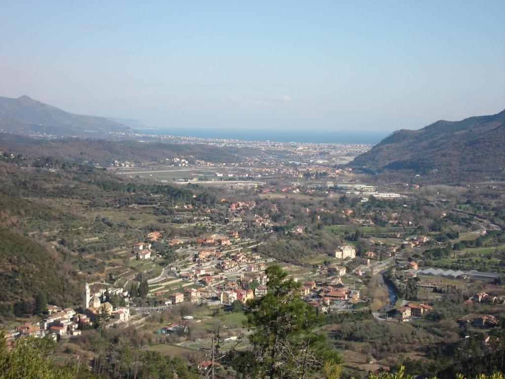 uitzicht op een stad in een vallei met bergen bij Agriturismo A Veggia Vigna in Garlenda