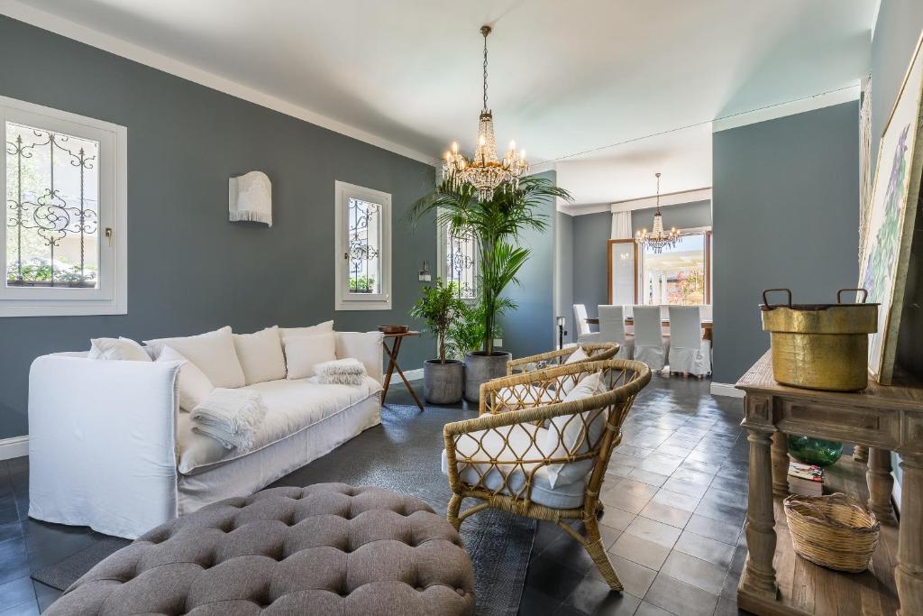 A seating area at Villa Raphael