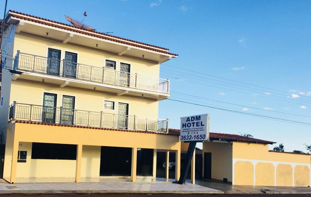 un cartel frente a un edificio con hotel en ADM HOTEL, en JataÃ­