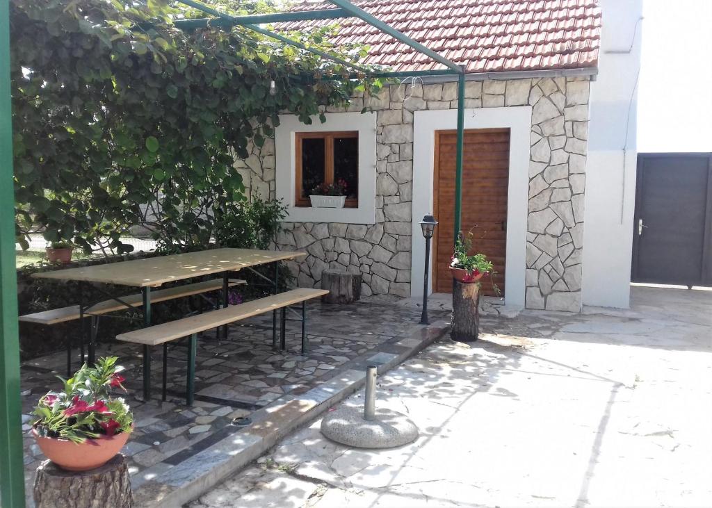 Patio lub wspólna przestrzeń na świeżym powietrzu w obiekcie Apartments"Nika" with private pool