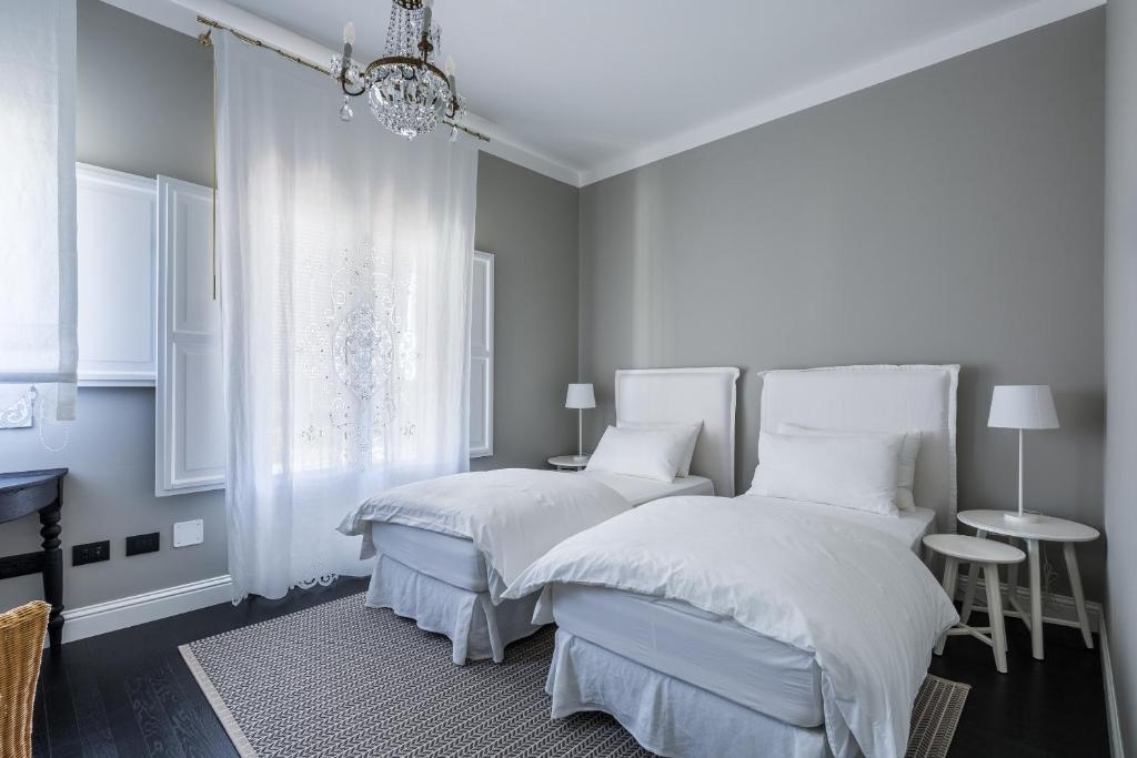 A bed or beds in a room at Villa Raphael