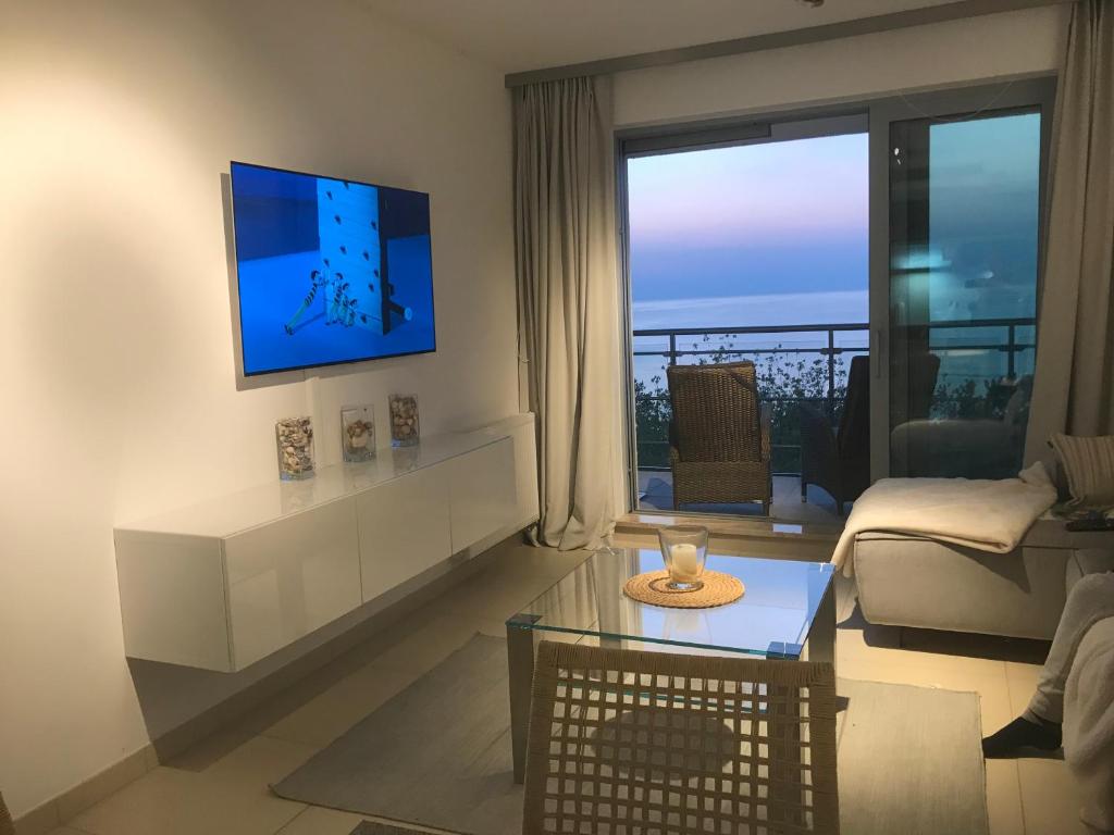 Televízia a/alebo spoločenská miestnosť v ubytovaní HOLIDAY HOME Wechta Baltic 608 z widokiem na morze