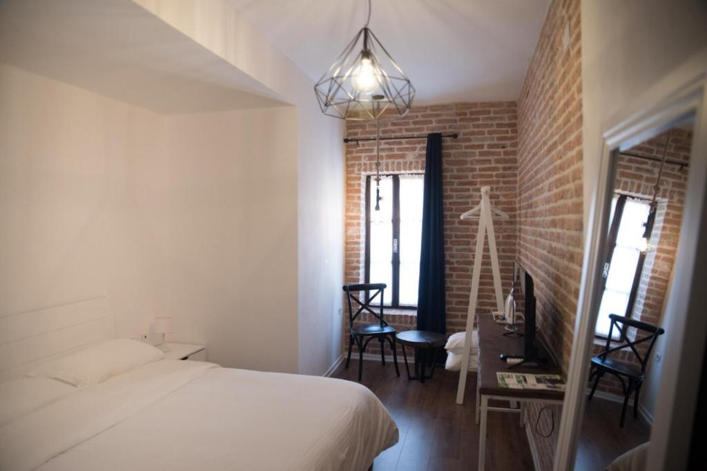 Ένα ή περισσότερα κρεβάτια σε δωμάτιο στο Old Bazaar Rooms