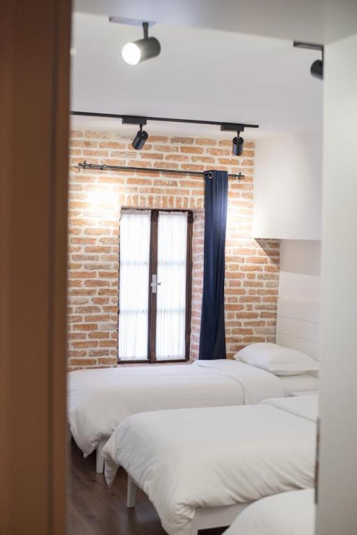 Ένα ή περισσότερα κρεβάτια σε δωμάτιο στο Old Bazaar Rooms