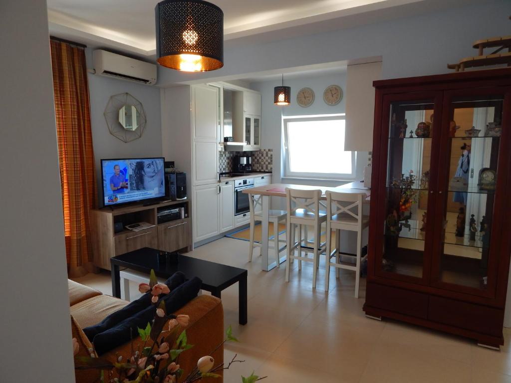 uma sala de estar com um sofá e uma sala de jantar em Christina-2 em Perea