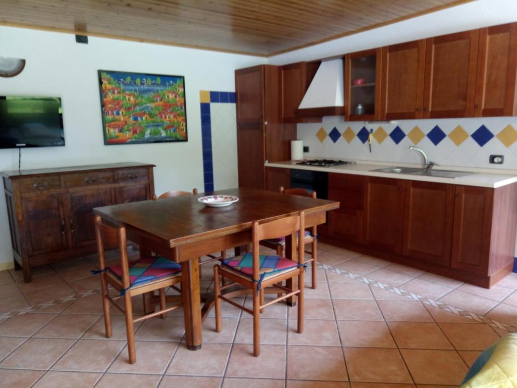 O bucătărie sau chicinetă la Chalet del Laghetto