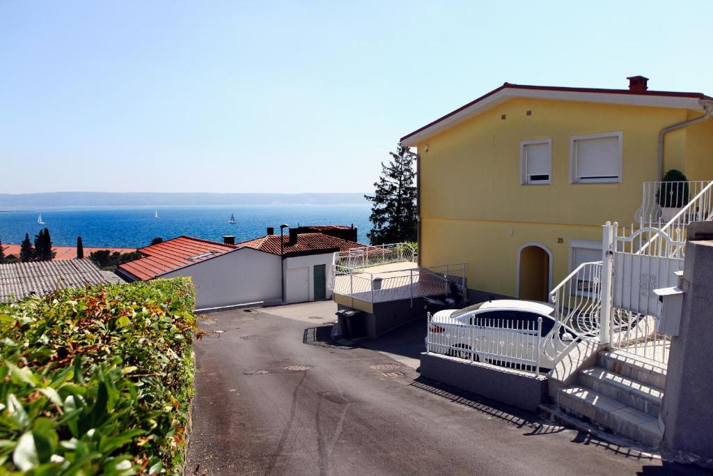 een uitzicht op een huis met de oceaan op de achtergrond bij Elegant Apartments BOP in Portorož