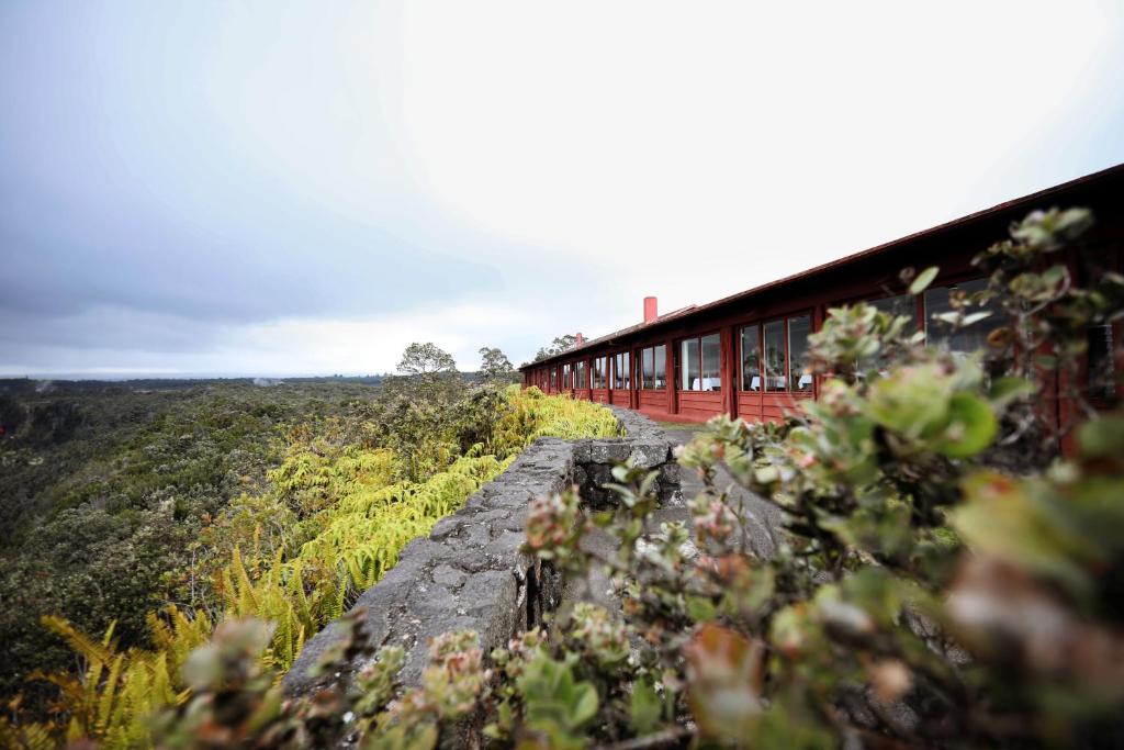 ein roter Zug auf den Gleisen auf einem Feld in der Unterkunft Volcano House in Volcano
