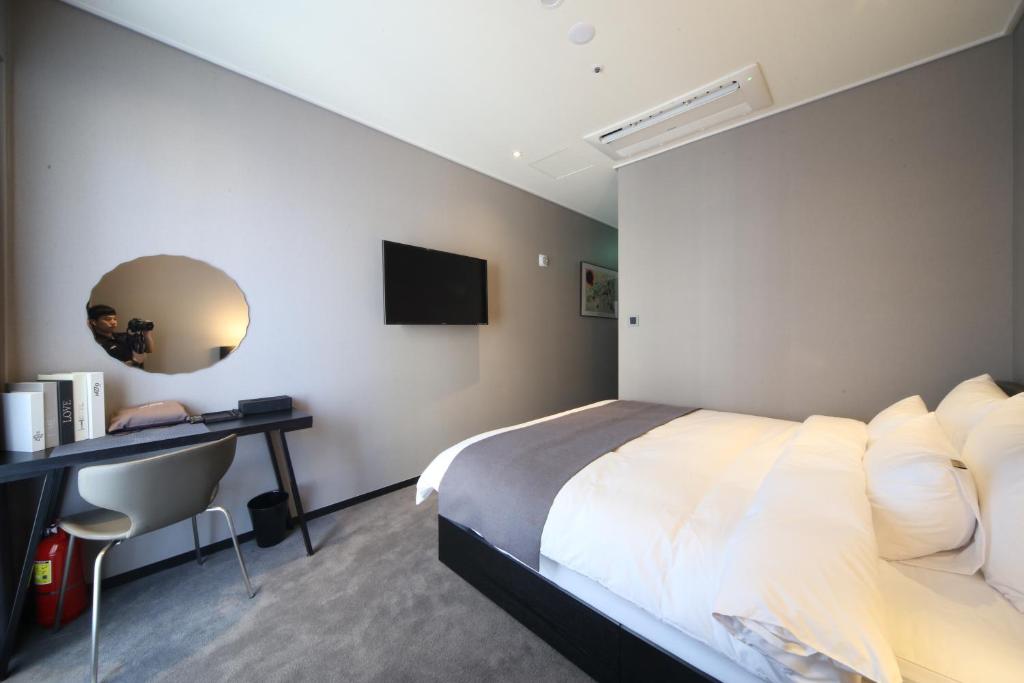 Postel nebo postele na pokoji v ubytování Ocean The Point Hotel Busan