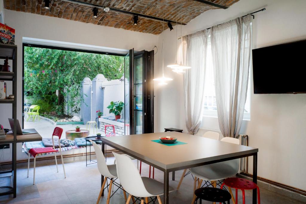 uma sala de jantar com mesa e cadeiras em Good People Design Hostel em Belgrado