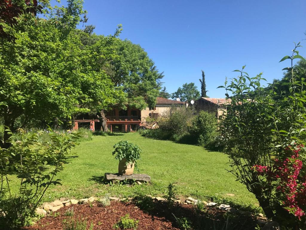 a garden with a bench in the middle of a yard at Hameau de Montcabirol - Foix in Mirepoix