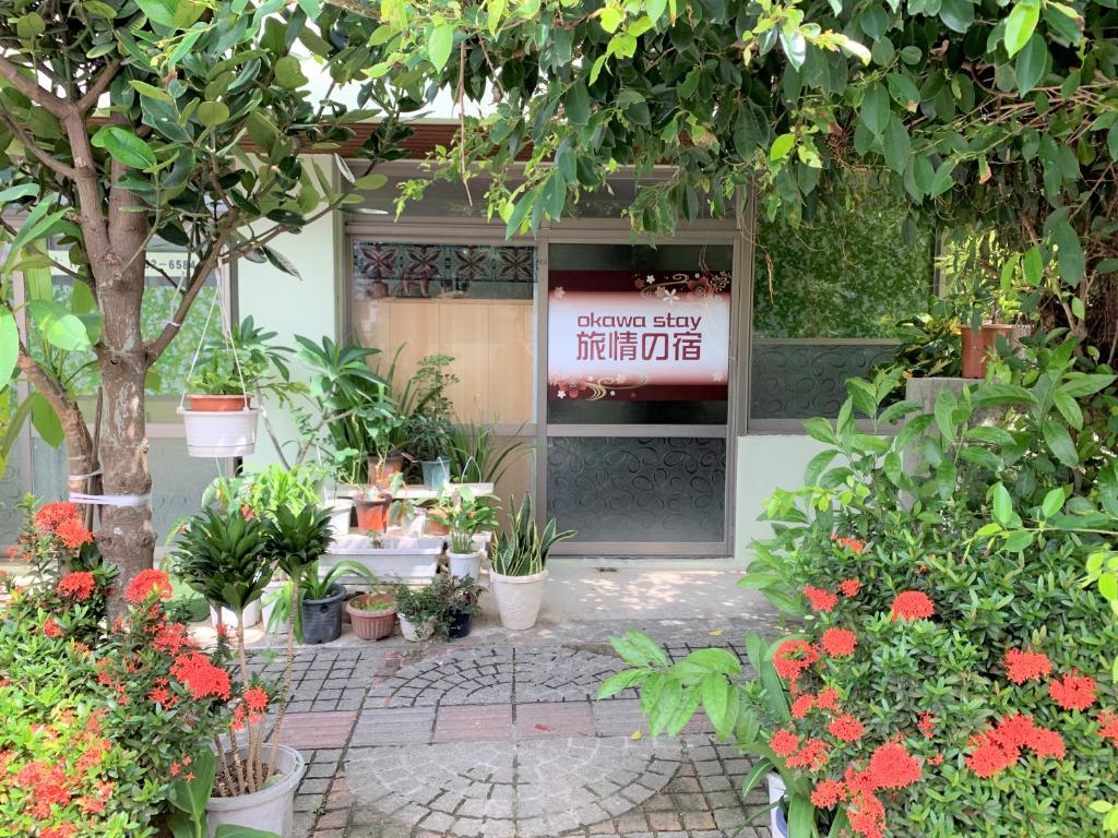 ein Blumenladen mit einem Schild am Fenster in der Unterkunft “Okawa Stay” Five-Bedroom Condo in Ishigaki-jima