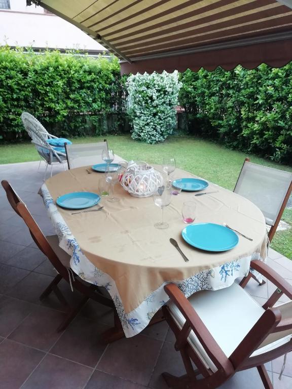A garden outside sole mare versilia