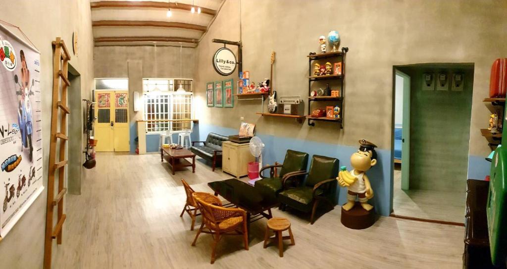 - un salon avec un canapé et des chaises dans l'établissement 巷弄內的老宅, à Pingtung