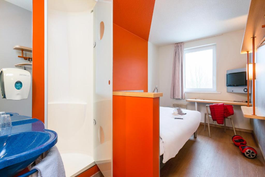 Postel nebo postele na pokoji v ubytování ibis Budget Charleroi Airport