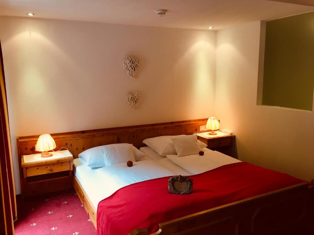Postel nebo postele na pokoji v ubytování Frieden DAS Alpine Panorama Hotel