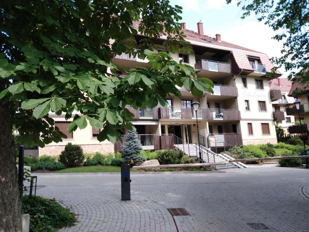a building with a tree in front of it at Apartament z pięknym widokiem Polanica Ogrodowa Wille Parkowe in Polanica-Zdrój