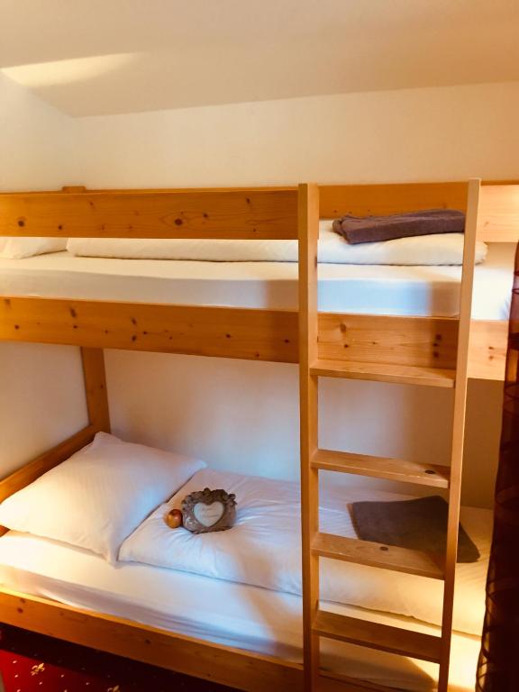 Postel nebo postele na pokoji v ubytování Frieden DAS Alpine Panorama Hotel