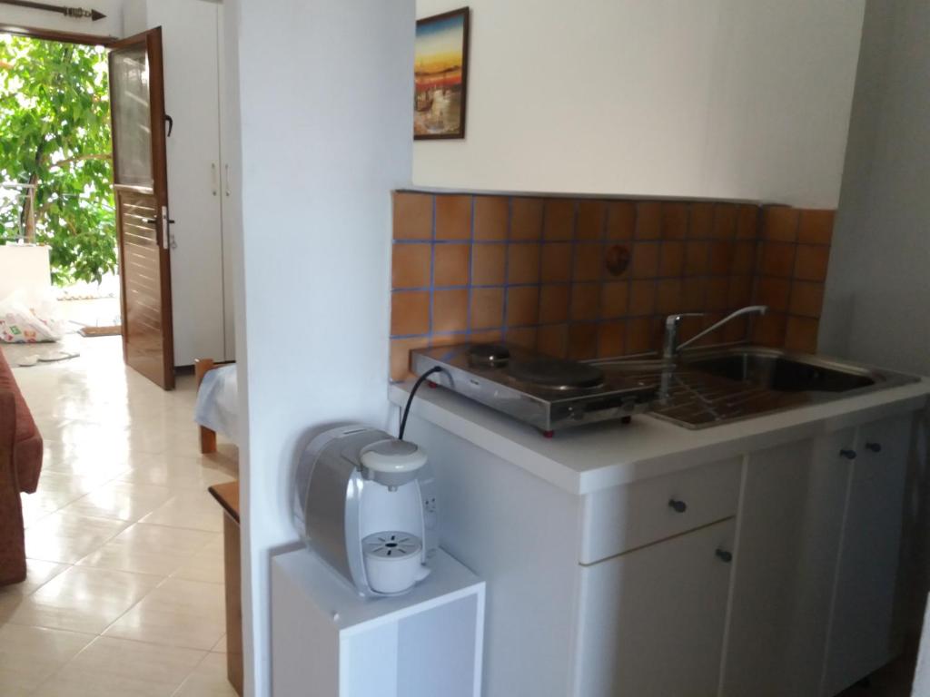 Kuchyň nebo kuchyňský kout v ubytování Qeparo Antonio Rooms