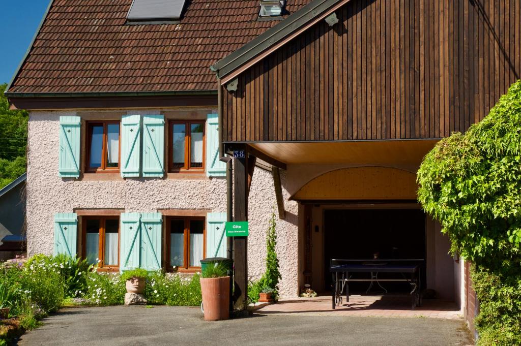 un bâtiment avec un banc devant lui dans l'établissement Gîte Chez Dimanche, à Essert