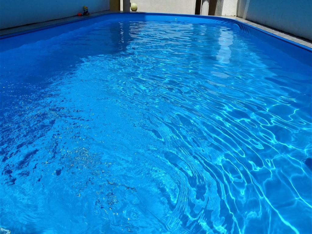 Una piscina de agua azul con una pelota de tenis. en Tasteful Apartment in Dramalj with Swimming Pool, en Dramalj