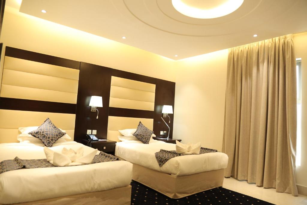 Postel nebo postele na pokoji v ubytování Lamar Al Bawadi Hotel
