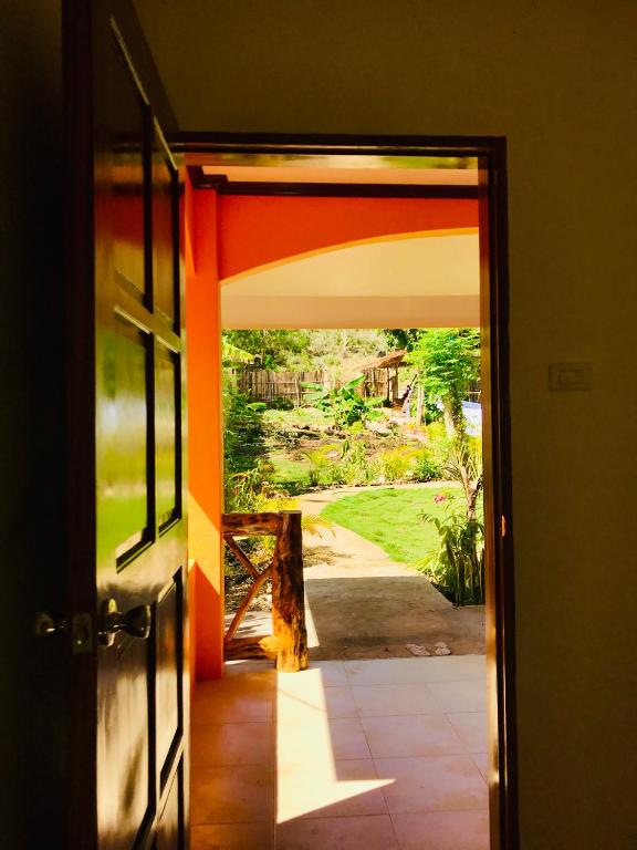 eine offene Tür mit Blick auf einen Hof in der Unterkunft Chekesh Casa in Siquijor