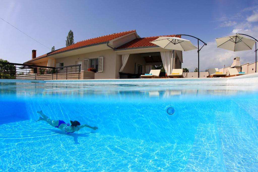Bazén v ubytování Holiday House Tamaris nebo v jeho okolí