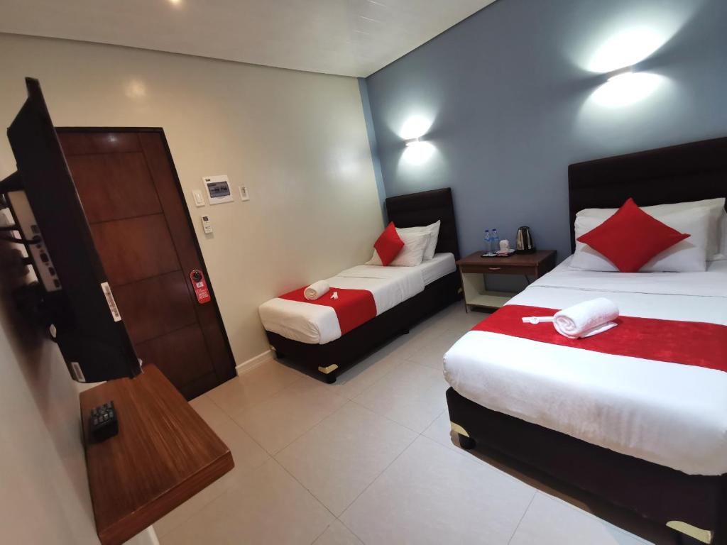 Postel nebo postele na pokoji v ubytování Charms Hotel