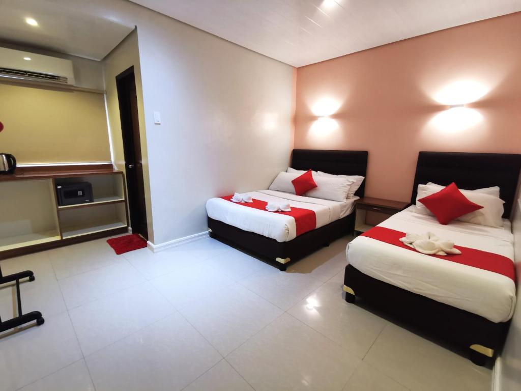 Postel nebo postele na pokoji v ubytování Charms Hotel