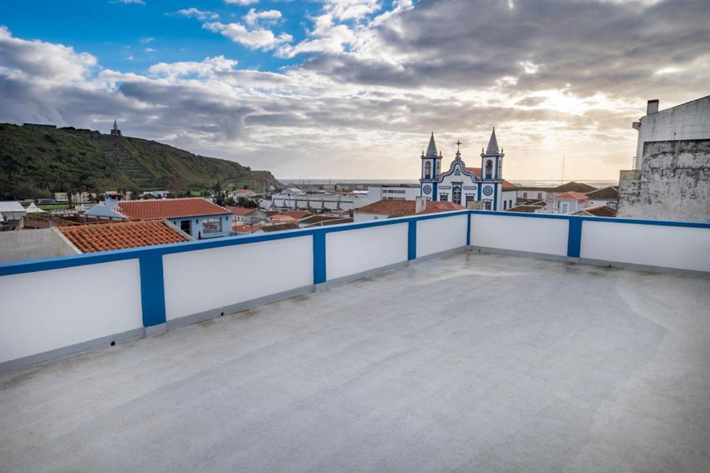 ein Balkon mit Blick auf die Stadt in der Unterkunft Casa da Praia - Group Accommodation in Praia da Vitória