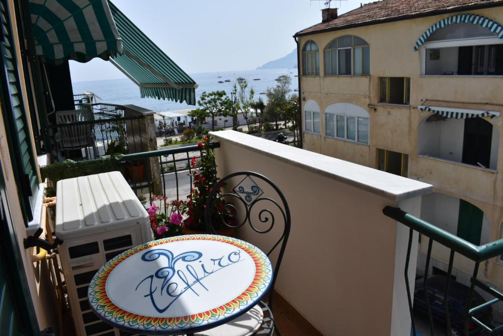 una sedia su un balcone con vista su un edificio di LA CASA DI ZEFFIRO a Maiori