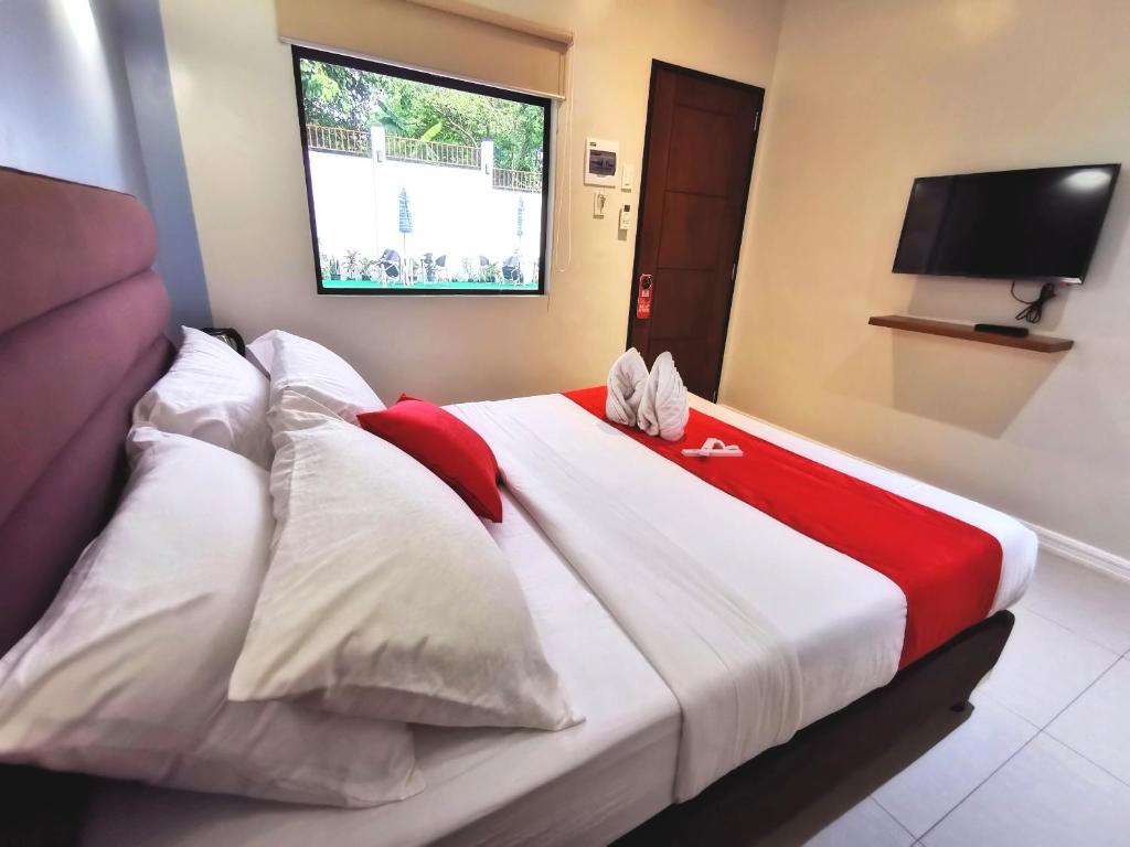 Postel nebo postele na pokoji v ubytování Charms Hotel